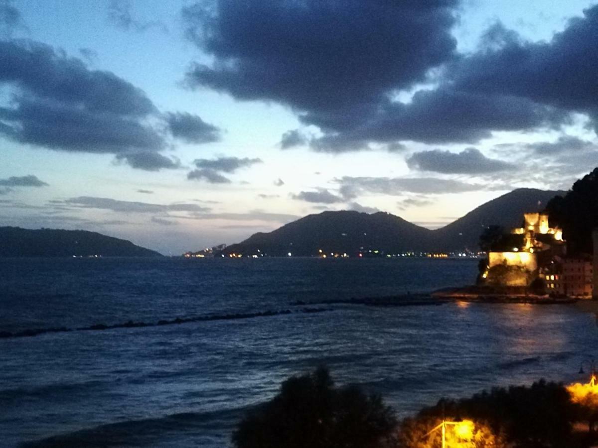 Il Faro Dei Poeti Apartment Lerici Luaran gambar