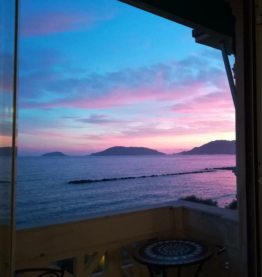 Il Faro Dei Poeti Apartment Lerici Luaran gambar